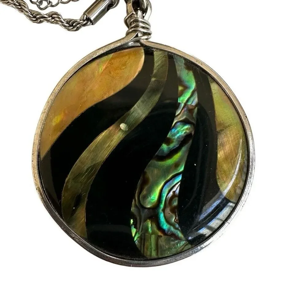 Round abalone pendant necklace